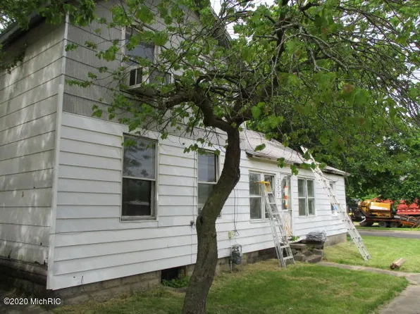 207 E 3rd St, Buchanan, MI 49107