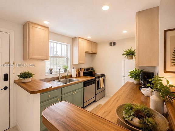 3rd image of 910 Jefferson Ave APT 5C