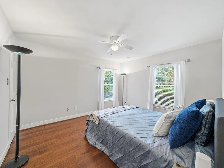 1716 Elgin St — Photo 9