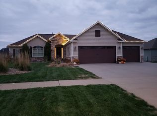 1009 Fountain View Dr, Pella, IA 50219