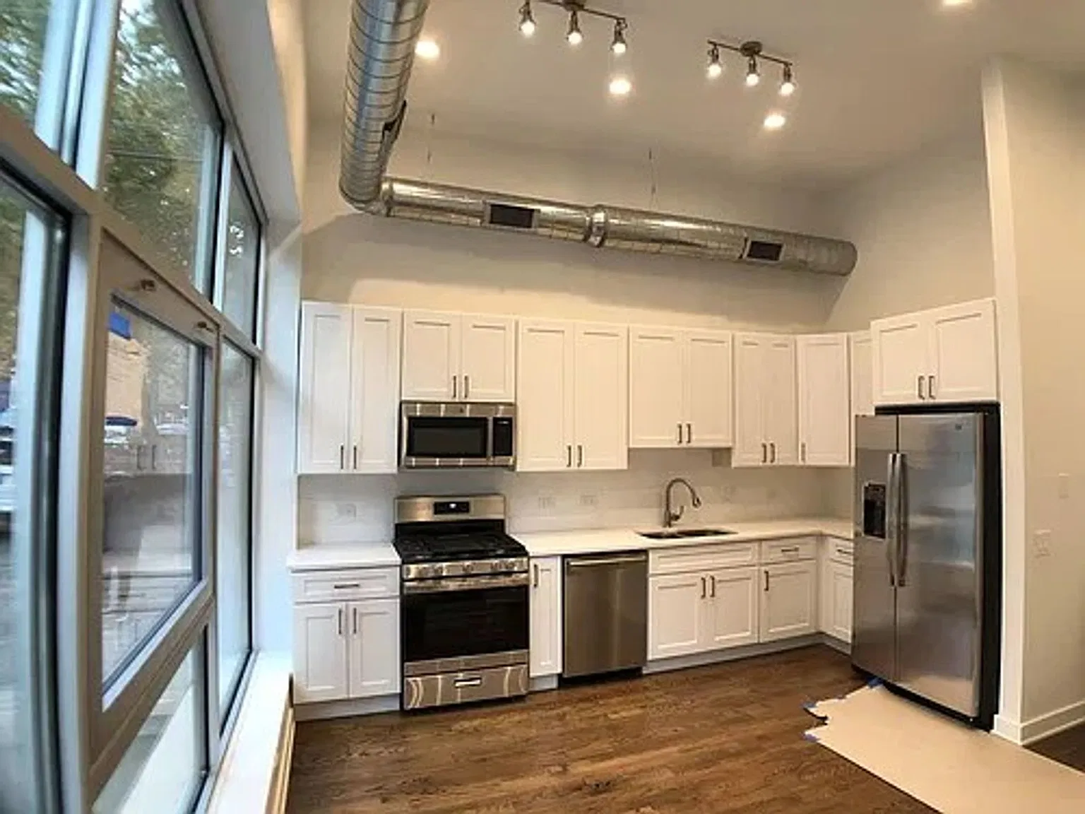 1115 N Hermitage Ave — Photo 1