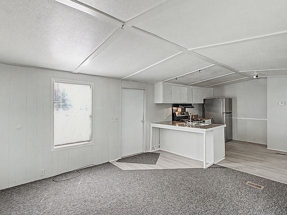 4th image of 1090 Old Sunbury Rd #28