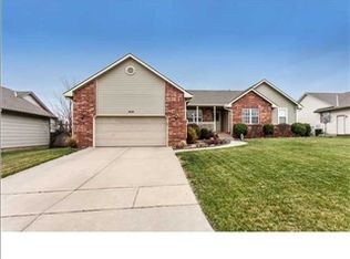 838 E Southcrest Dr, Derby, KS 67037