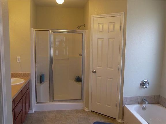 5th image of 606 Westmeadow Dr