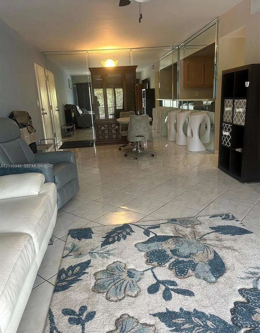Hampton Court Condo — Photo 2