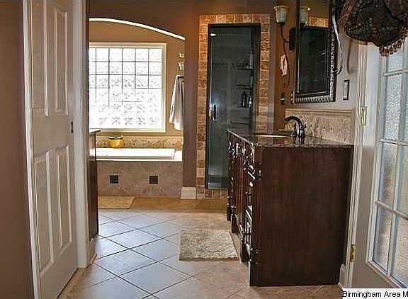4th image of 2316 Rockview Ln