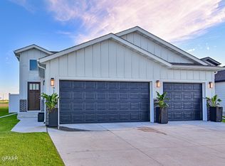 913 David Dr, Grand Forks, ND 58201