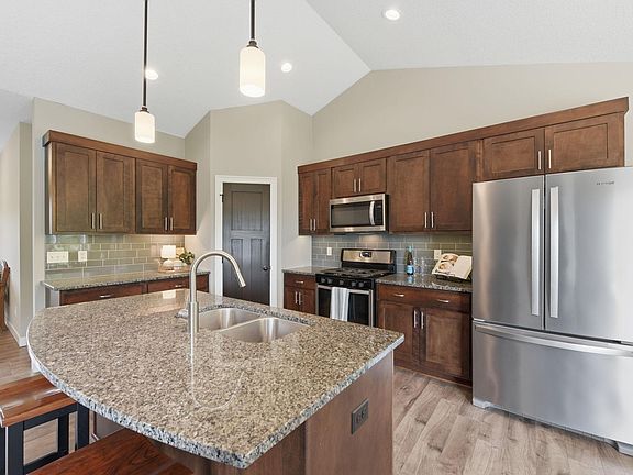 5th image of 140 Hillcrest Ct