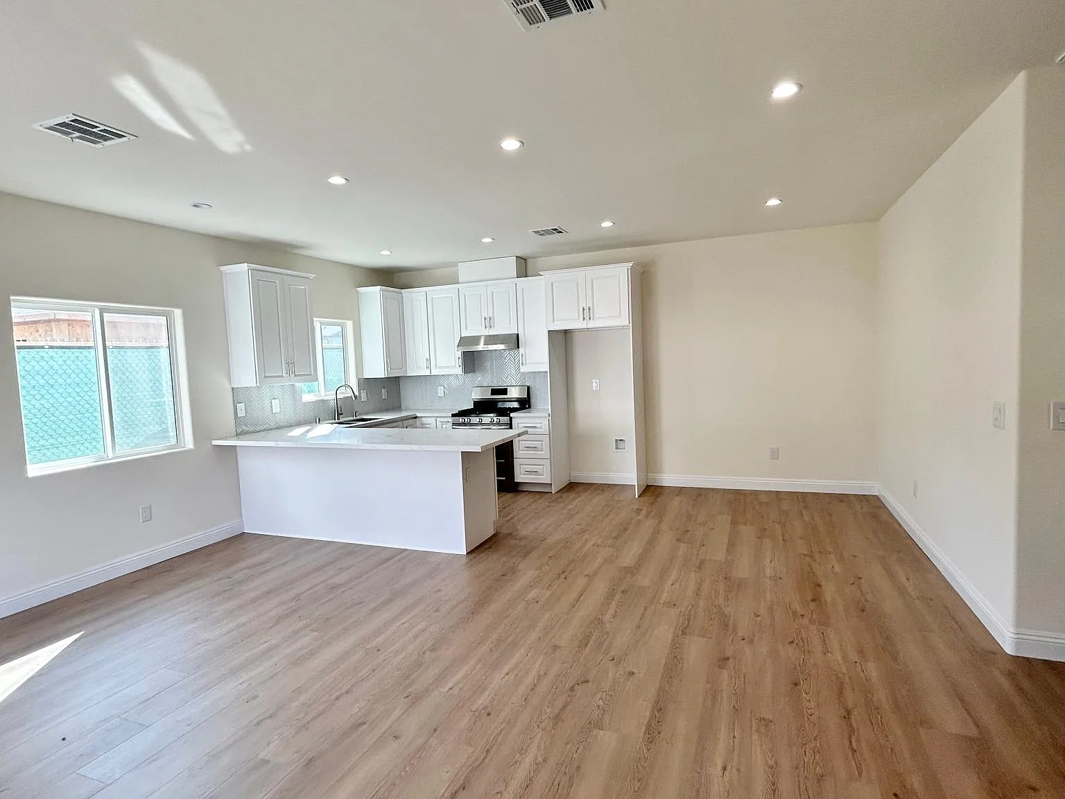 2 bed, 1000 sqft, $4,300 — Photo 3