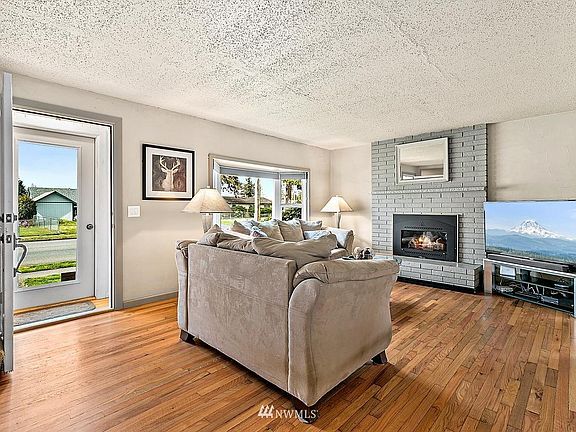 4th image of 207 12th St NW