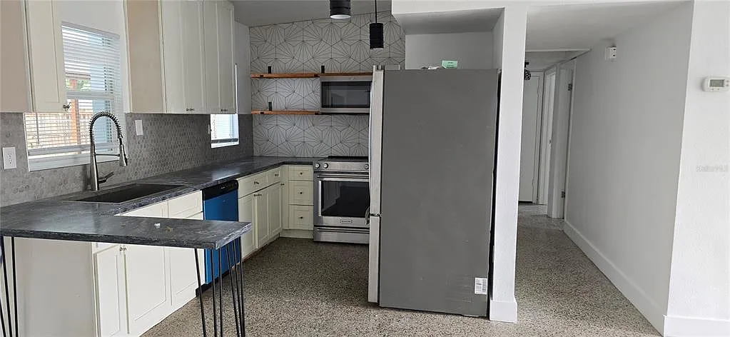 3 bed, 2.0 bath, 1712 sqft, $2,400 — Photo 4