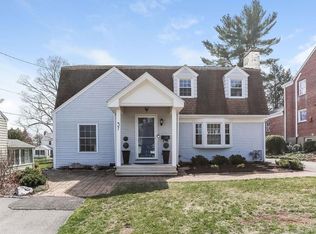 37 Crestwood Rd, West Hartford, CT 06107