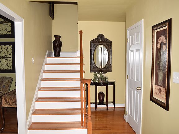 Entry w/wood floors