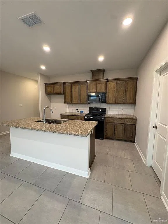 4 bed, 3.0 bath, 1500 sqft, $2,300 — Photo 3