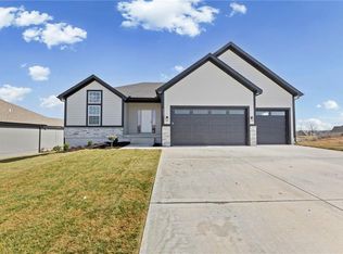 4467 Tee Box Dr, Basehor, KS 66007