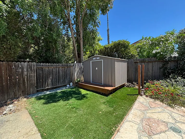 2102 California Dr — Photo 37