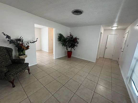 4th image of 304 Richmond Ct