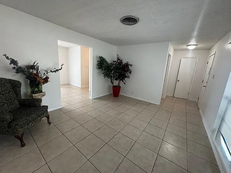 304 Richmond Ct — Photo 4
