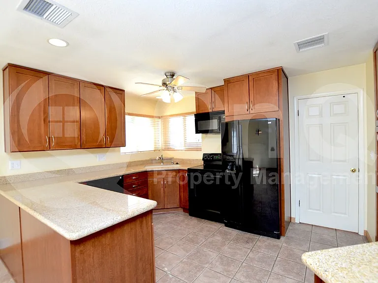 5019 E Laurel Ln — Photo 3