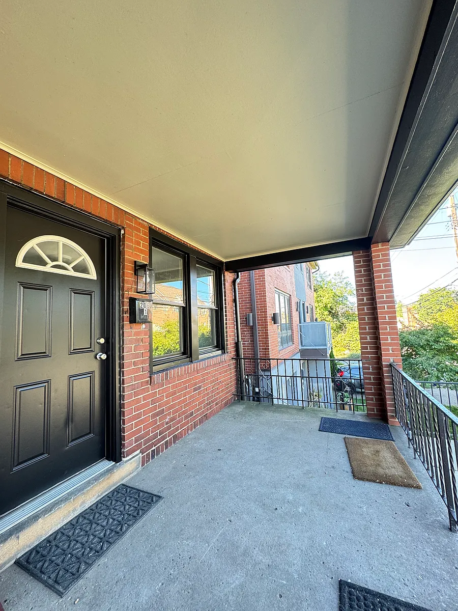 Photo 1 of 21 - 206 Bailey Ave #1 - Pittsburgh, PA Primary Photo - 206 Bailey Ave #1