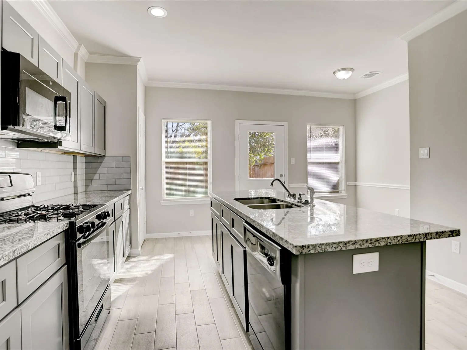 3 bed, 2.5 bath, 2458 sqft, $1,750 — Photo 2