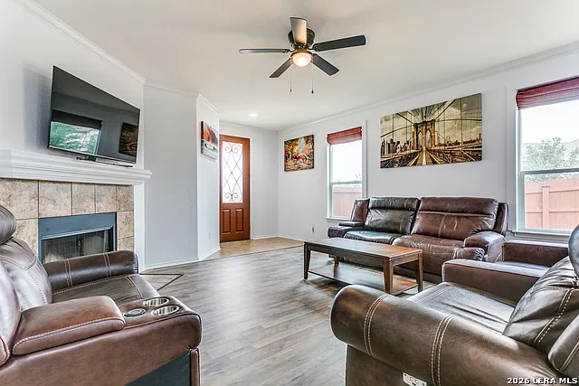 3 bed, 2.5 bath, 1906 sqft, $2,300 — Photo 2