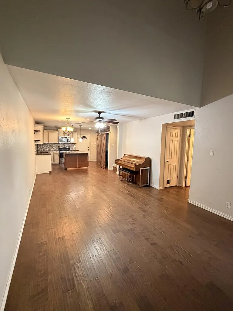 3 bed, 2.0 bath, 1800 sqft, $2,200 — Photo 3