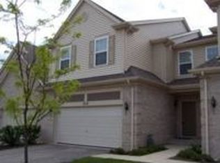 828 Oak Hollow Rd, Crystal Lake, IL 60014