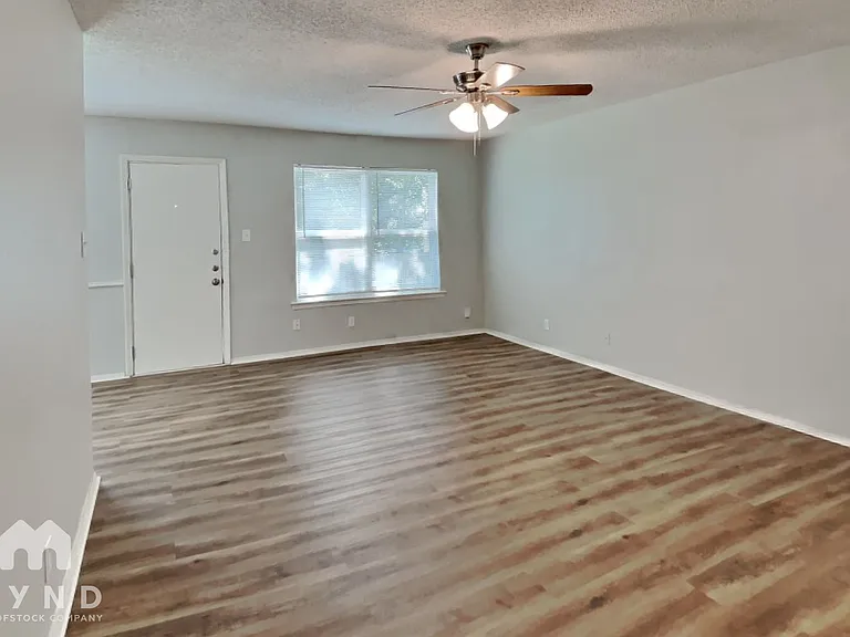 915 Winnie St — Photo 6