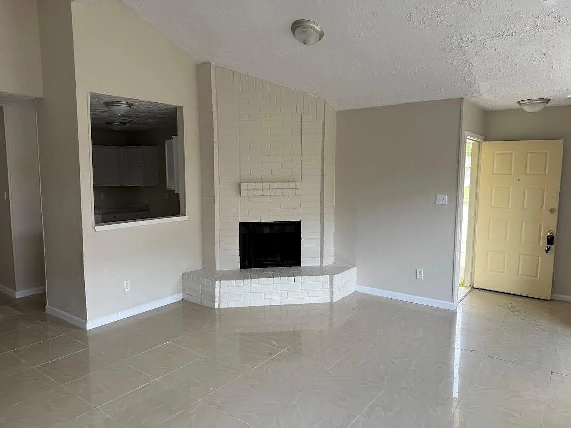 3 bed, 2.0 bath, 1298 sqft, $1,899 — Photo 3