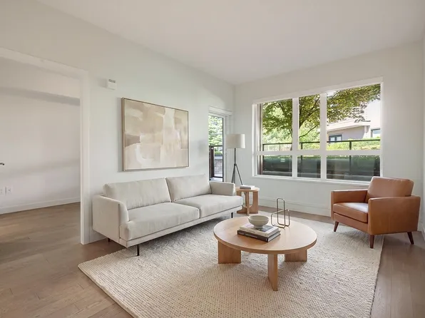 3220 Connaught Cres #218, North Vancouver, BC V7R 0A5