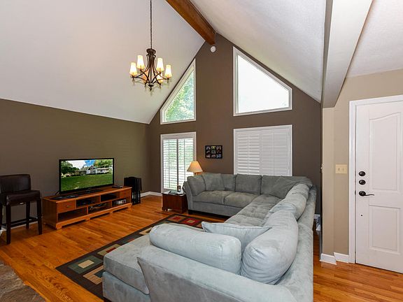 3rd image of 2211 Canterbury Cir