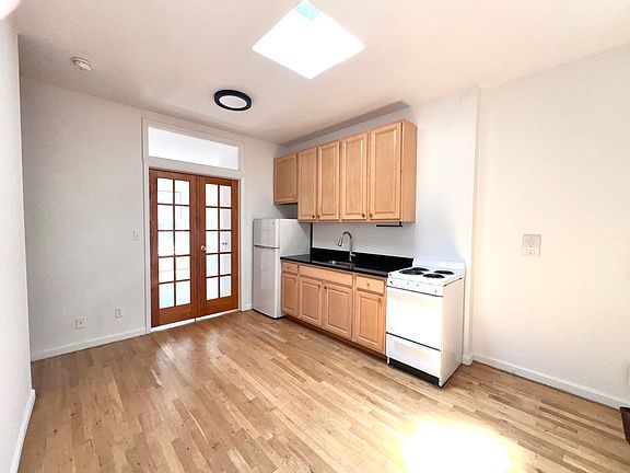4th image of 206 E 6th St APT 13