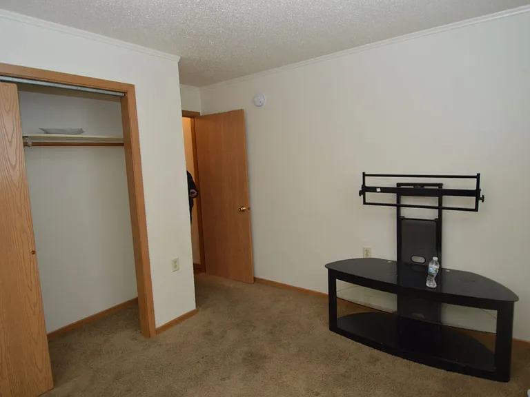 Goelzer-1114 Park Dr. — Photo 4
