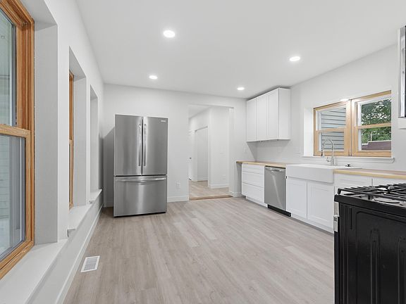 3rd image of 215 W Main St