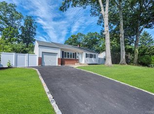 31 Foxwood Drive E, South Huntington, NY 11746