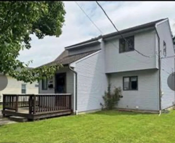 4 bed, 2.0 bath, 1670 sqft, $2,300 — Photo 2