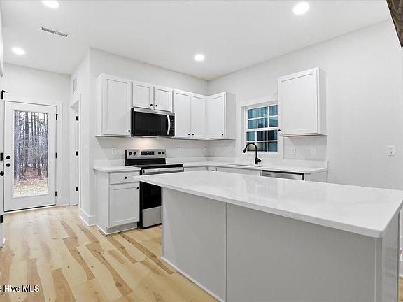 3rd image of 805 Jasmine Road
