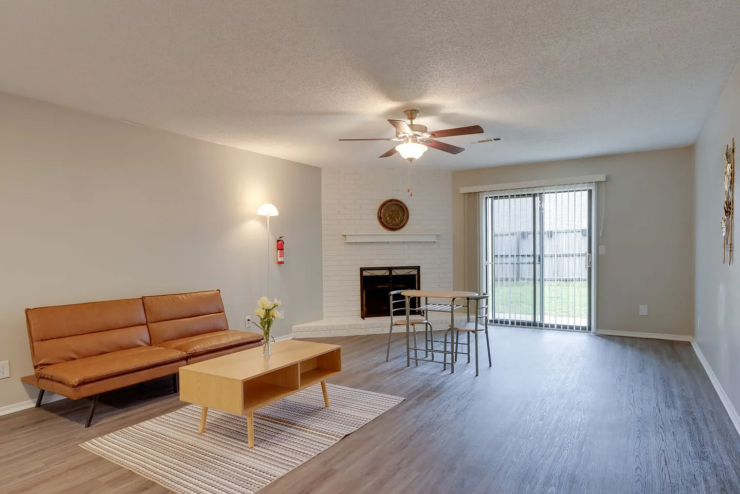 3 bed, 2.0 bath, 1291 sqft, $6,024 — Photo 2