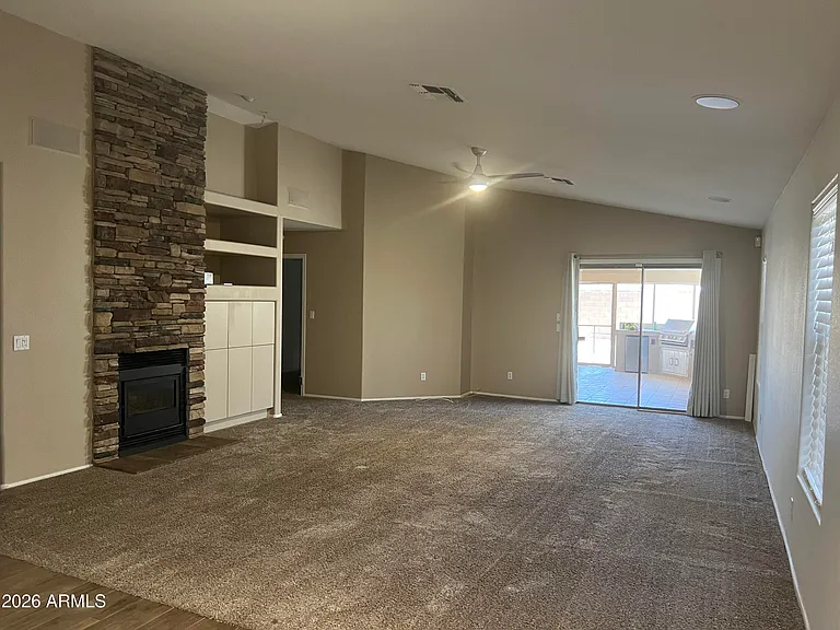 2240 E Mariposa Grande — Photo 4