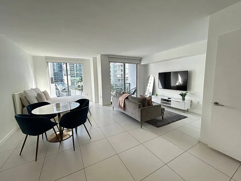 31 SE 6th St #1703 — Photo 10