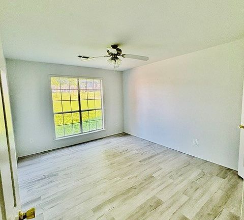 5th image of 415 Linda Ln