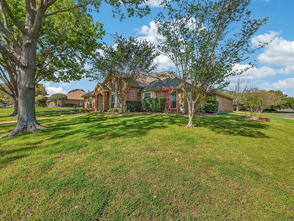 1st image of 301 Raintree Dr