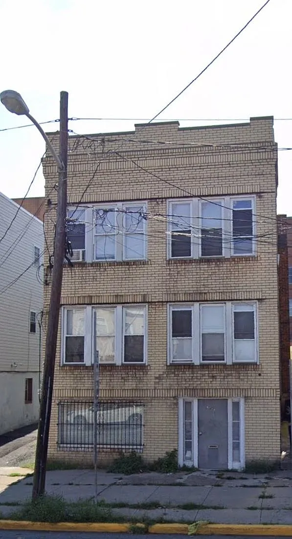 3 bed, 1.0 bath, $2,500 — Photo 1