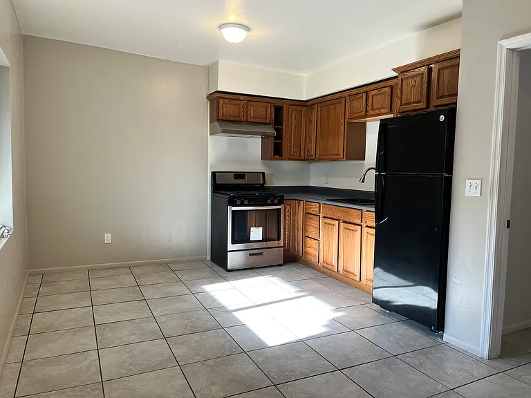 1303 W Cedar St — Photo 3