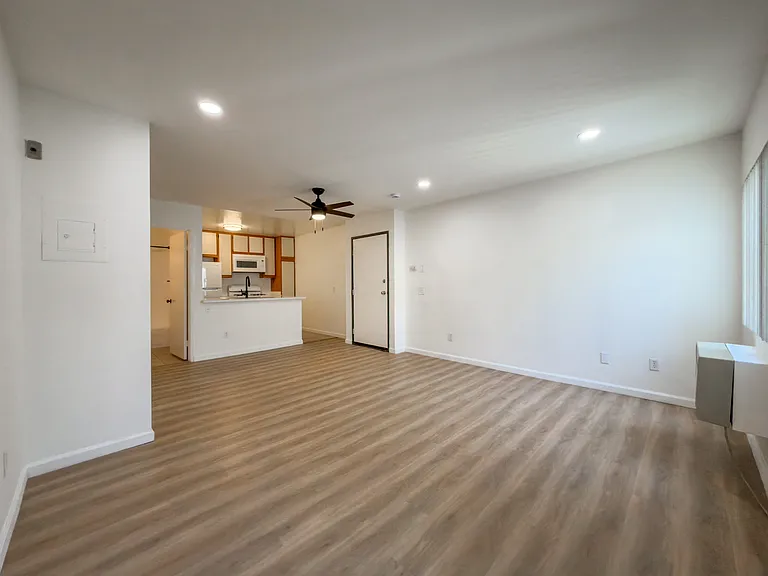 Laurel Canyon Place — Photo 2