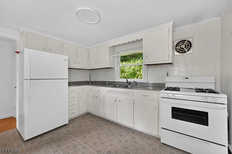 1 bed, 1.0 bath, $1,800 — Photo 3