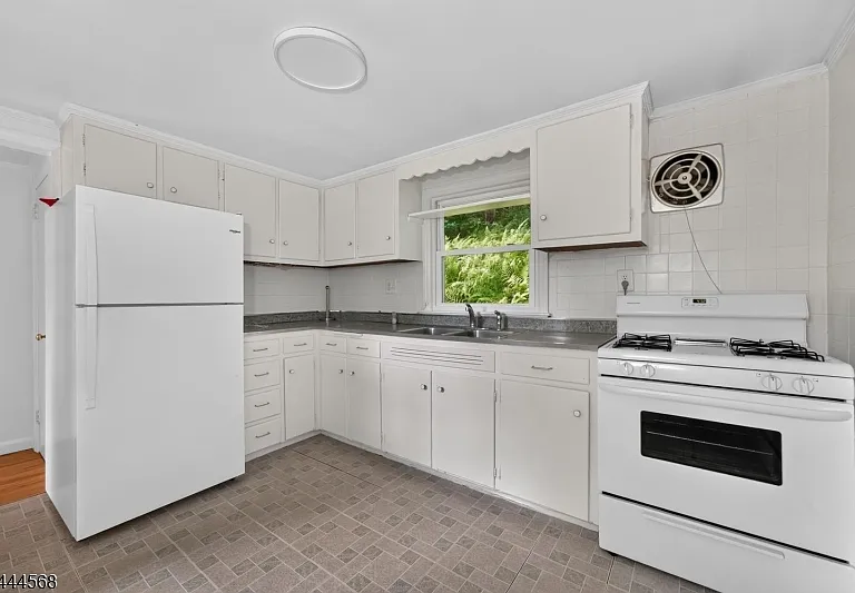 32 Hoffmans Crossing Rd — Photo 3