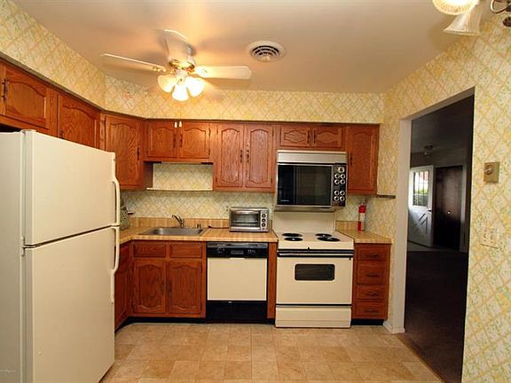 2nd image of 17 Dartmouth St #61