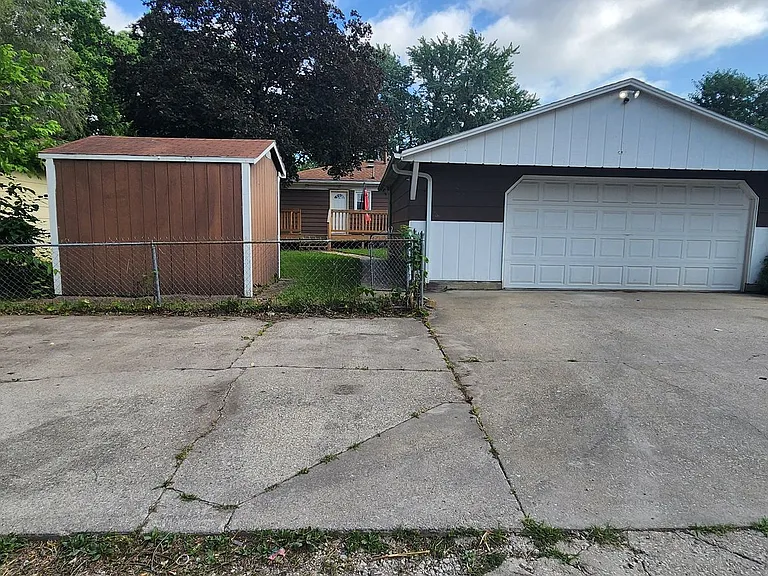 2405 Maple St — Photo 2